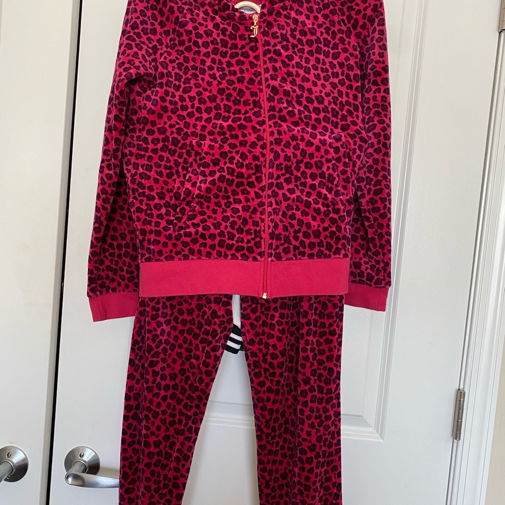 Sweatsuit outfit